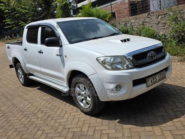 Toyota Hilux 2011 White
