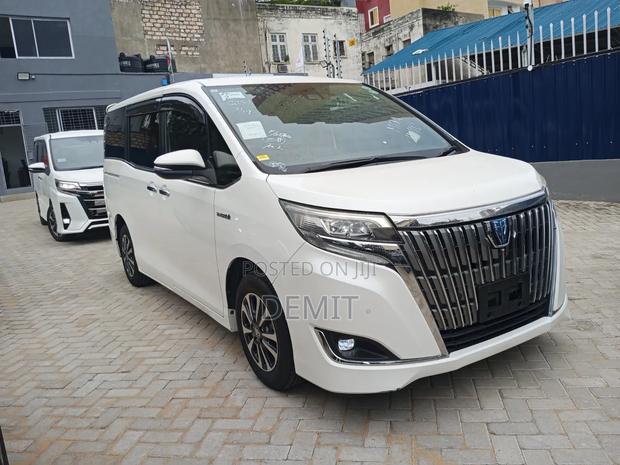 Toyota Esquire 1.8 FWD Hybrid (7 seater) 2019 White
