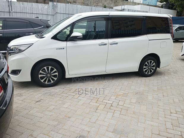 Toyota Esquire 1.8 FWD Hybrid (7 seater) 2019 White