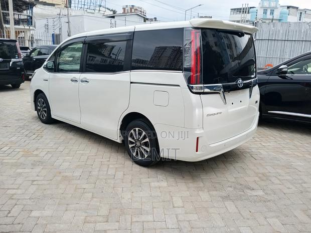 Toyota Esquire 1.8 FWD Hybrid (7 seater) 2019 White