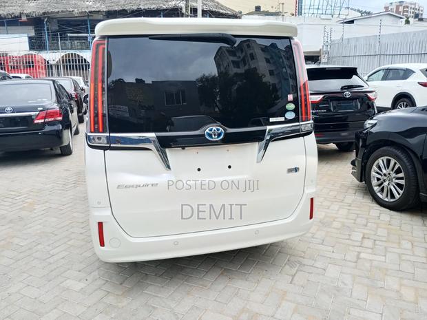 Toyota Esquire 1.8 FWD Hybrid (7 seater) 2019 White