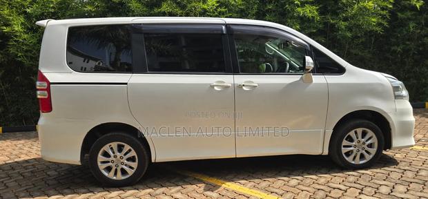 Toyota Noah 2012 White