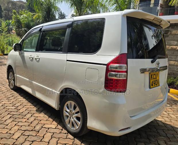 Toyota Noah 2012 White