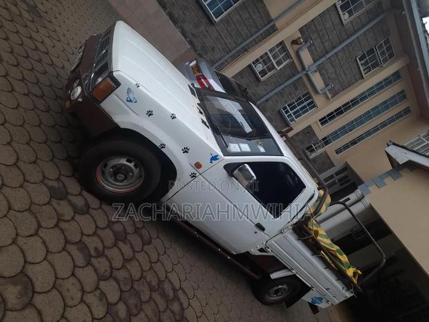 Nissan Pick-Up 1999 White
