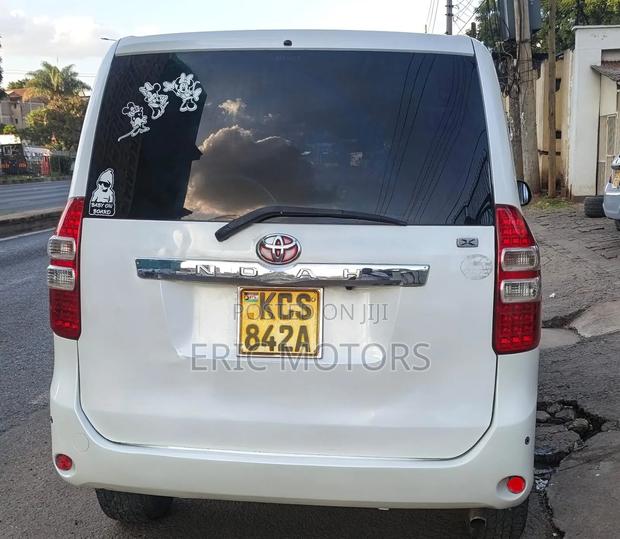 Toyota Noah 2011 Pearl