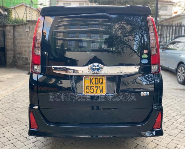 Toyota Noah 1.8 FWD Hybrid (7 seater) 2017 Black