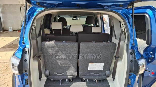 Toyota Sienta 2017 Blue