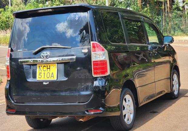 Toyota Noah 2008 Blue