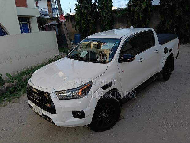 Toyota Hilux 2021 White