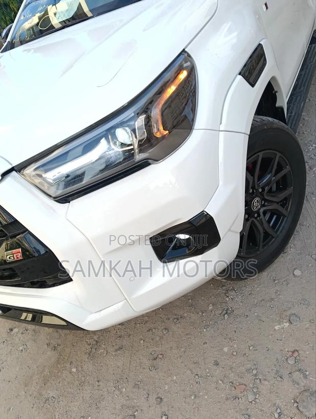 Toyota Hilux 2021 White