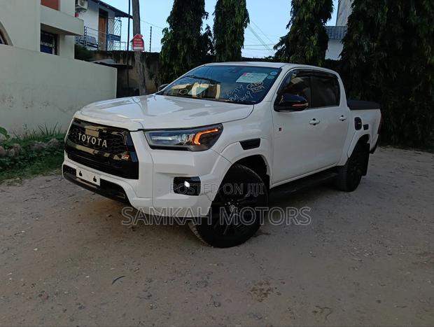 Toyota Hilux 2021 White