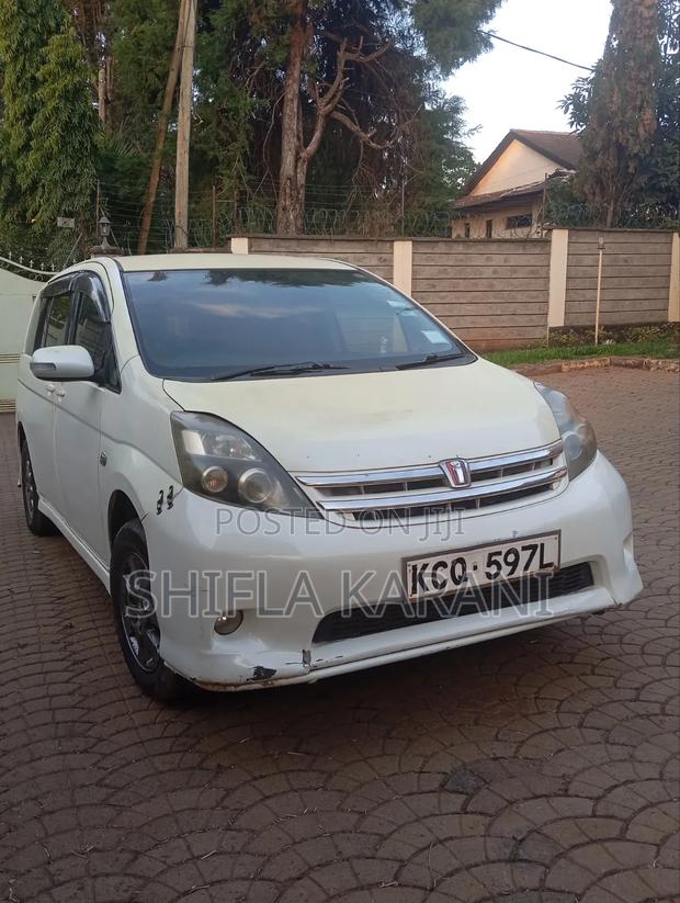 Toyota ISIS 2010 White