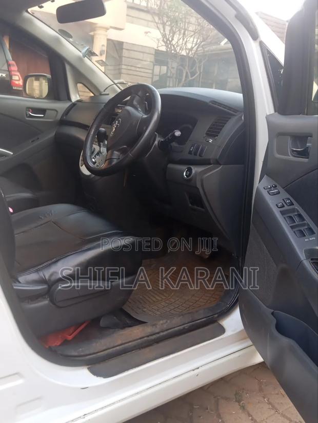 Toyota ISIS 2010 White