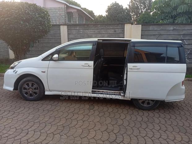 Toyota ISIS 2010 White