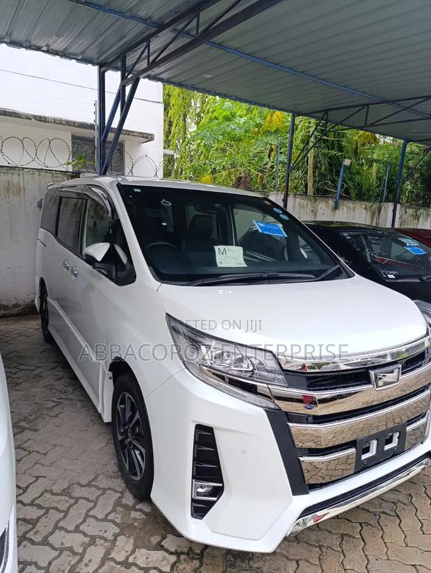 Toyota Noah 1.8 FWD Hybrid (7 seater) 2018 White