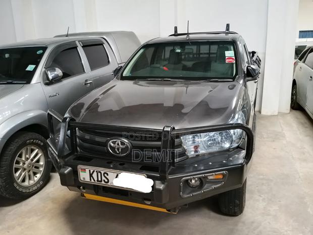 Toyota Hilux 2024 Gray