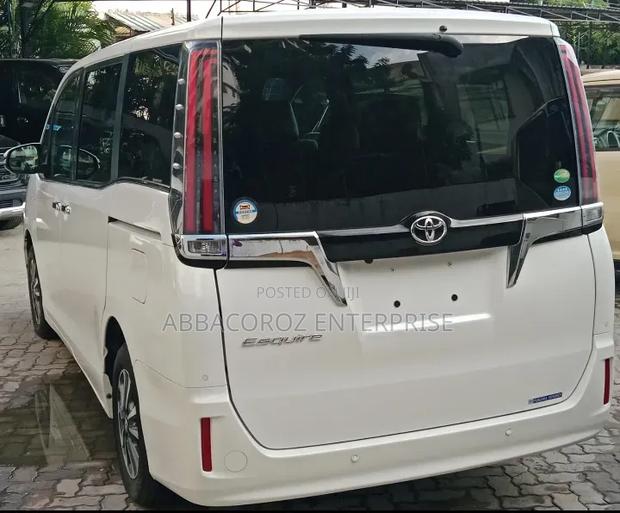 Toyota Esquire 2019 Pearl
