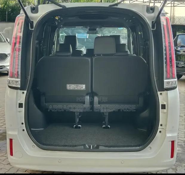 Toyota Esquire 2019 Pearl
