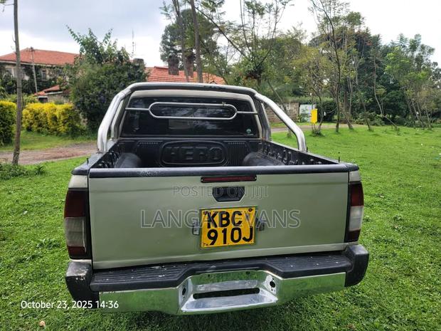Nissan Hardbody 2007 Gold
