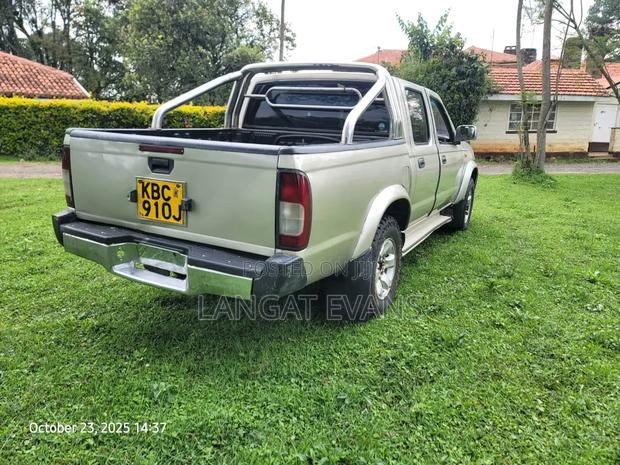 Nissan Hardbody 2007 Gold