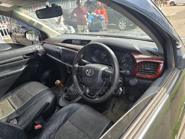Toyota Hilux 2016 Gray