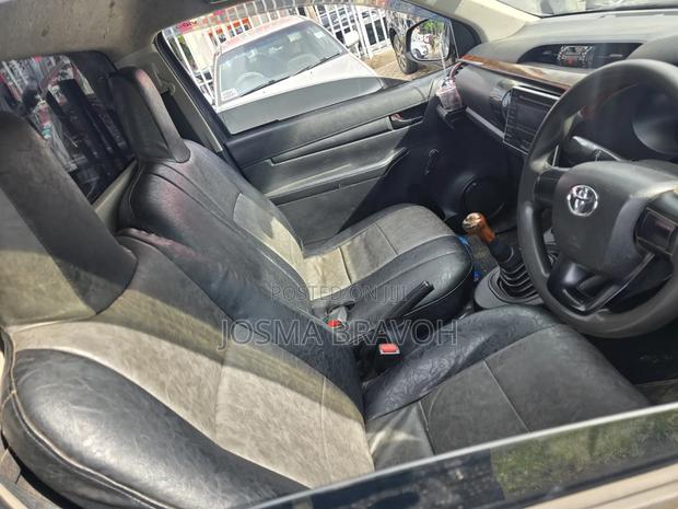 Toyota Hilux 2016 Gray