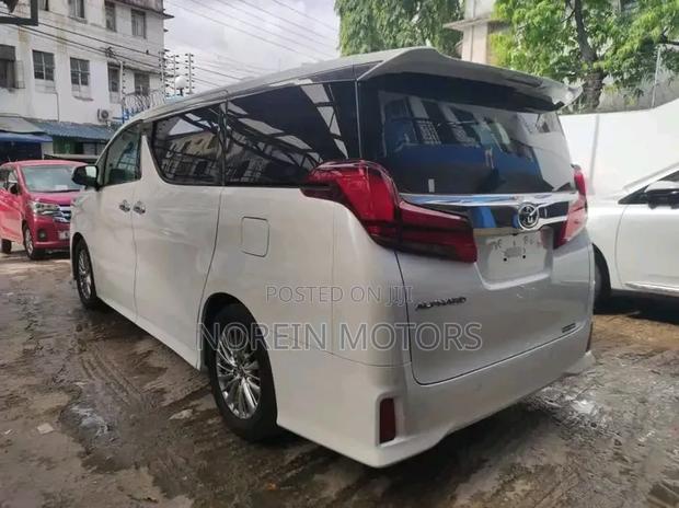 Toyota Alphard 2018 Off white
