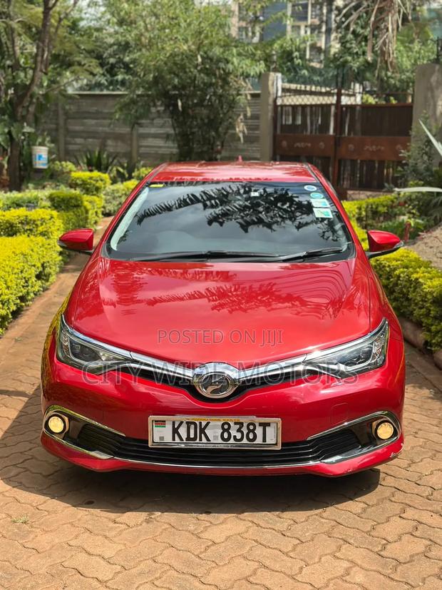 Toyota Auris 2015 Red