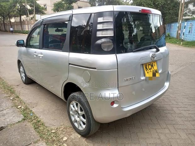 Toyota Sienta 2010 Silver
