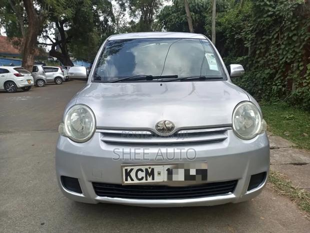 Toyota Sienta 2010 Silver
