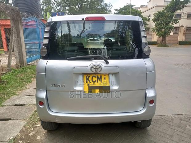 Toyota Sienta 2010 Silver