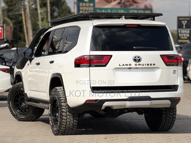Toyota Land Cruiser LC300 2022 White