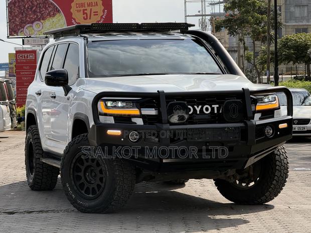 Toyota Land Cruiser LC300 2022 White