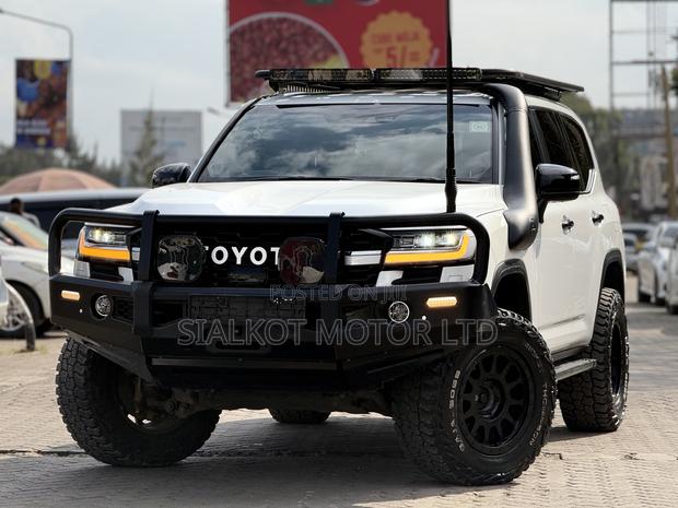 Toyota Land Cruiser LC300 2022 White