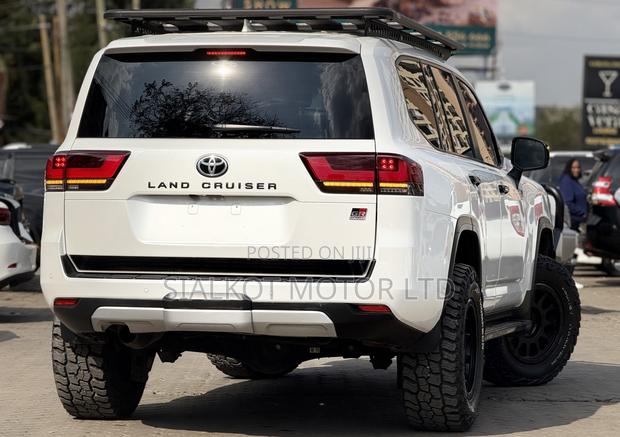 Toyota Land Cruiser LC300 2022 White