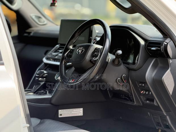 Toyota Land Cruiser LC300 2022 White