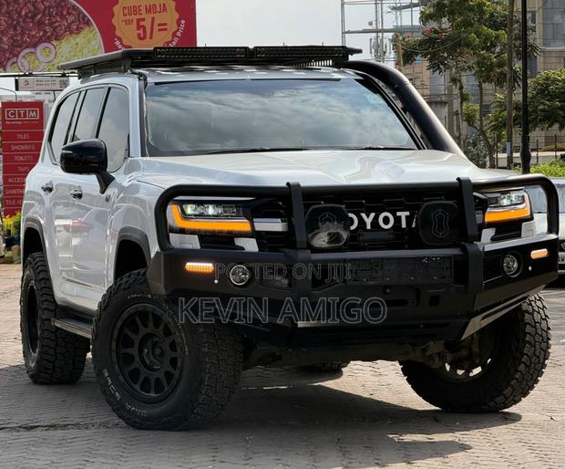 Toyota Land Cruiser LC300 2022 White