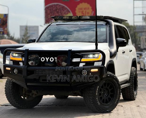 Toyota Land Cruiser LC300 2022 White