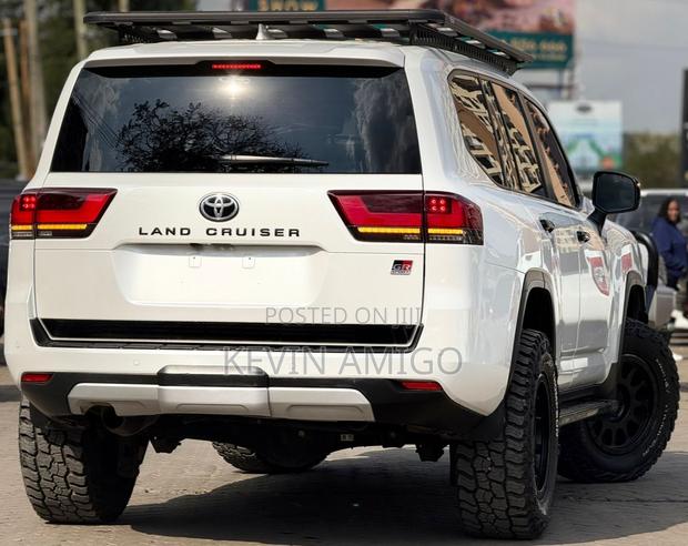 Toyota Land Cruiser LC300 2022 White