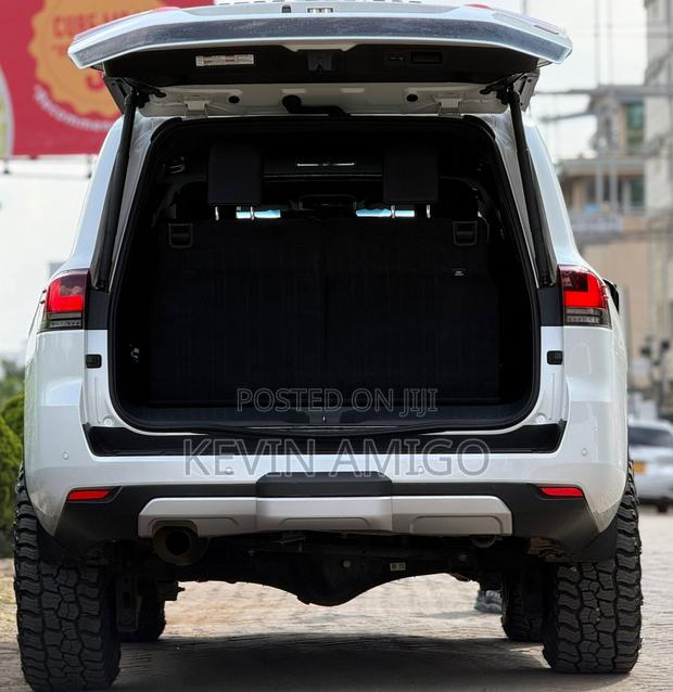 Toyota Land Cruiser LC300 2022 White