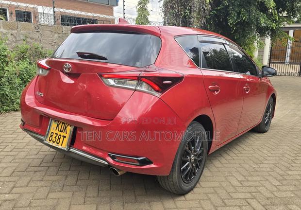 Toyota Auris 2015 Red