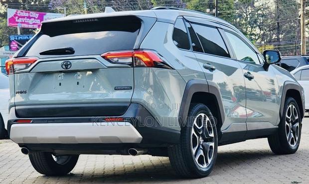 Toyota RAV4 XLE Premium FWD 2019 Green