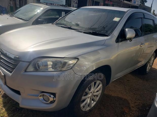 Toyota Vanguard 2011 Silver