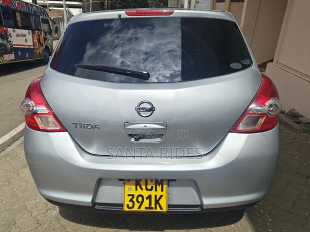 Nissan Tiida 2011 Silver