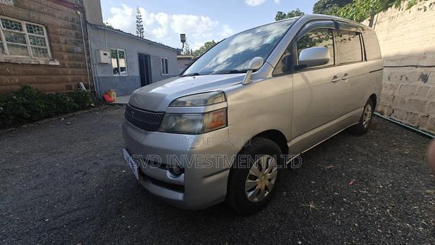 Toyota Voxy 2005 Silver