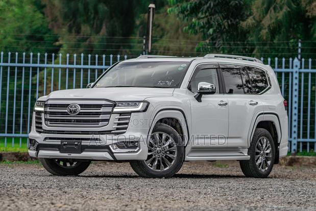Toyota Land Cruiser LC300 2023 White