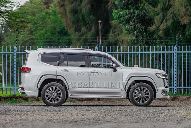 Toyota Land Cruiser LC300 2023 White