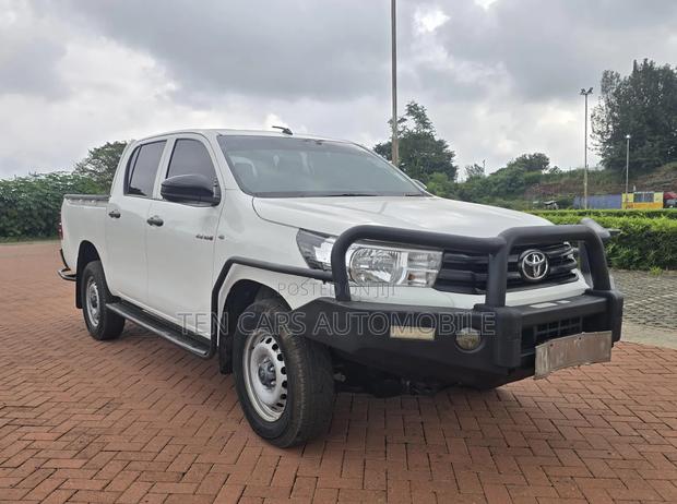 Toyota Hilux 2021 White