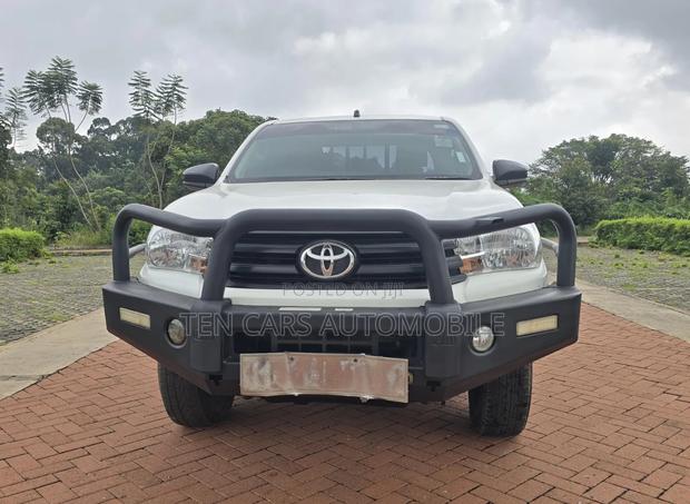 Toyota Hilux 2021 White