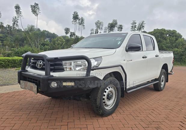 Toyota Hilux 2021 White